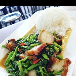 ข้าวราดผัดผักบุ้งหมู