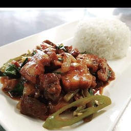 ข้าวราดผัดพริกเผาหมูกรอบ