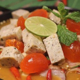 ยำหมูยอไข่แดง