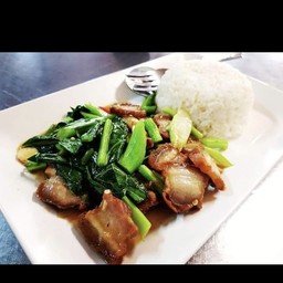 ข้าวราดผัดคะน้าหมูกรอบ