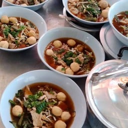 ก๋วยเตี๋ยวไก่ตุ๋น ยัยแดง