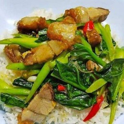 คะน้าหมูกรอบราดข้าว