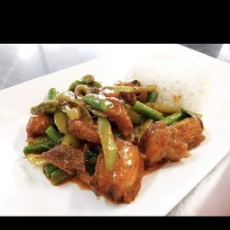 ข้าวราดผัดพริกแกงหมู