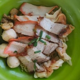 บะหมี่เกี๊ยวหมูแดงหมูกรอบ