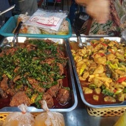 ร้านป้าแดงอาหารตามสั่ง ถนนเก้ากิโล