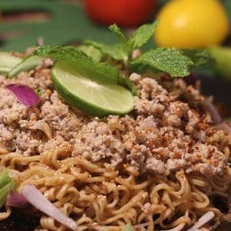 ลาบมาม่าหมูสับ