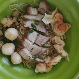 บะหมี่เกี๊ยวหมูกรอบ