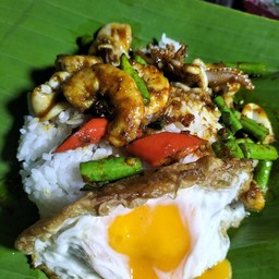 ผัดพริกแกง ไก่-เนื้อ-ทะเลราดข้าว