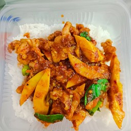 ข้าวผัดพริกแกงหน่อไม้