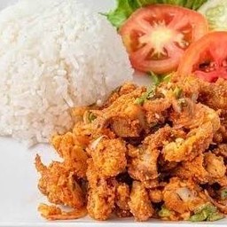 ข้าวราดยำไก่กรอบ