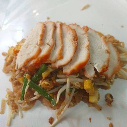 ผัดไทยเส้นจันท์ไก่