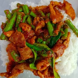 ข้าวผัดพริกแกง