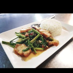 ข้าวราดผัดผักกระเฉดหมูกรอบ