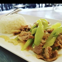 ข้าวราดผัดพริกหยวกหมู