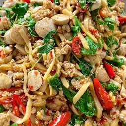 กระเพราหมูสับลูกชิ้นหน่อไม้ดอง...ราดข้าว