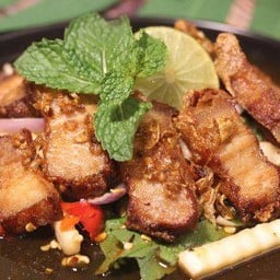 ยำหมูสามชั้นทอด
