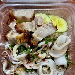 ข้าวกระเพราปลาหมึกTopหมูกรอบ