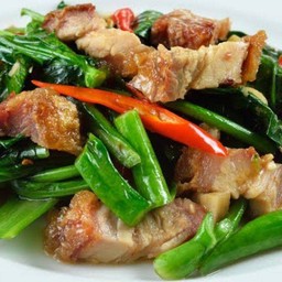 คะน้าหมูกรอบราดข้าว