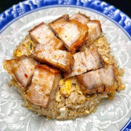 ข้าวผัดหมูกรอบ