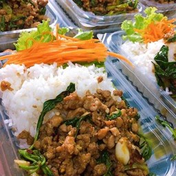 กระเพรา ราดข้าว