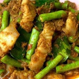 พริกแกงใต้หมูสามชั้นราดข้าว