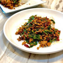 ผัดกะเพราหมูราดข้าว