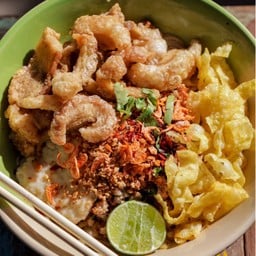 ก๋วยเตี๋ยวต้มยำกากหมู แม่ครัวตัวลาย