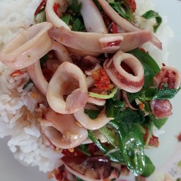 กระเพราปลาหมึก