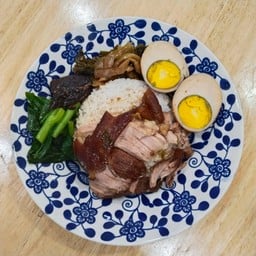 ข้าวขาหมูใส่ไข่