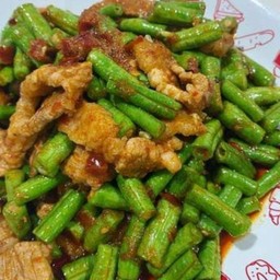 พริกแกงหมูสามชั้นถั่วราดข้าว