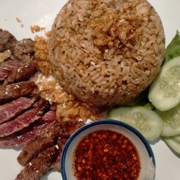 ข้าวผัด เจี้ยงโหยว (酱油 ) เนื้อย่างจิ้มแจ่ว