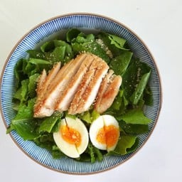 สลัดซีซาร์อกไก่ไข่ต้ม