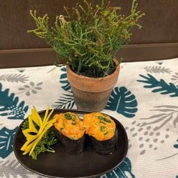 ซูชิแซลมอน spicy (1 ชิ้น)