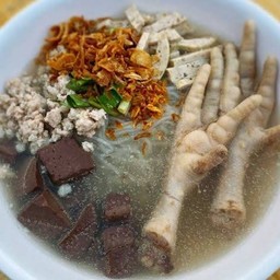 ก๋วยจั๊บญวนเส้นสด + ตีนไก่ ( ไม่ไข่ )