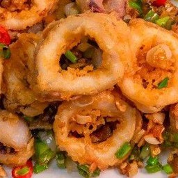 หมึกคั่วพริกเกลือราดข้าว