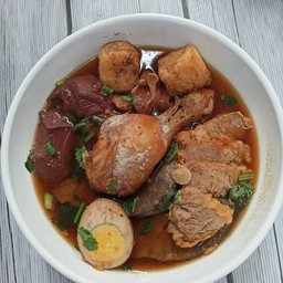 ก๋วยจั๊บหมู+น่องไก่