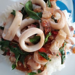 กระเพราหมูกรอบ+ทะเล