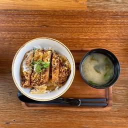 คัตสึด้ง (ข้าวหน้าหมูทอด)