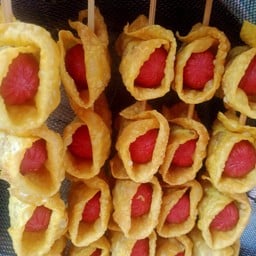 ไส้กรอกไก่ห่อเกี๊ยวทอดกรอบยำ