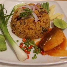 ข้าวผัดปลากระป๋อง