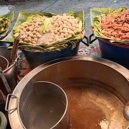 ก๋วยเตี๋ยวน้ำตก เจ๊คิงอ้อมน้อย