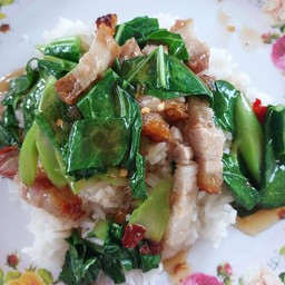 คะน้าหมูกรอบ