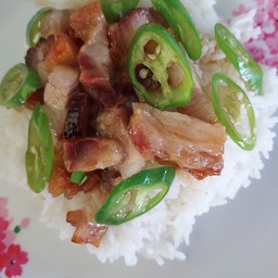 หมูกรอบผัดพริกหยวก