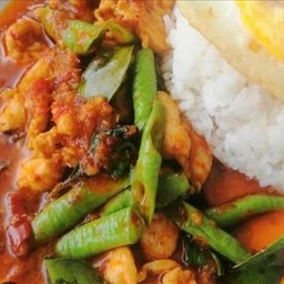 พริกแกงไก่ถั่วราดข้าว