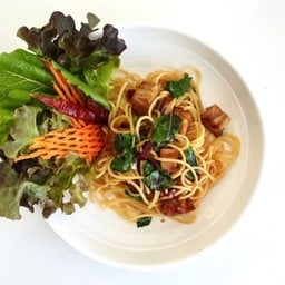 สปาเกตตี้กะเพราะหมูกรอบ Plant Based