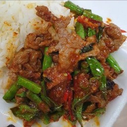 พริกแกงหมูชิ้นถั่วราดข้าว