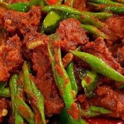 ผัดพริกแกงหมูทอดใส่ถั่วฝักยาว