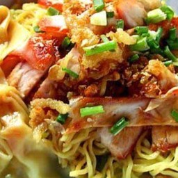 บะหมี่เกี๊ยวหมูแดง (ต้มยำ)