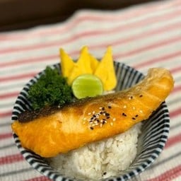 ข้าวหน้าปลาแซลมอนย่างเกลือ + ซุปมิโสะ