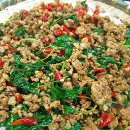 กะเพราหมูสับ กับข้าว